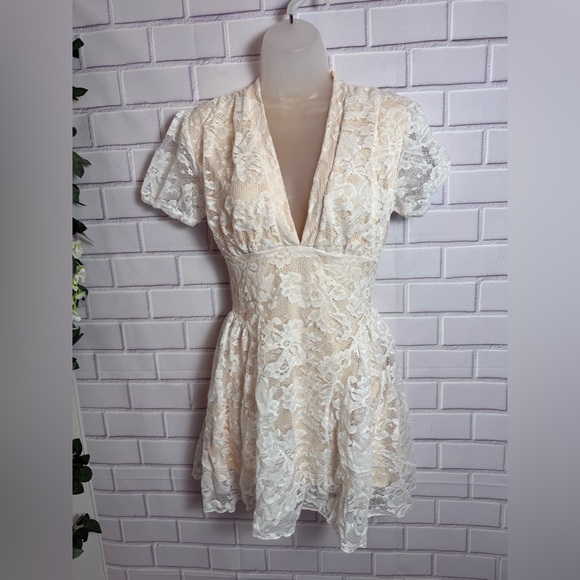 SHEIN Cream Lace Mini Dress Size M Deep V Neck Romantic Boho Party Bridal - Picture 6 of 14